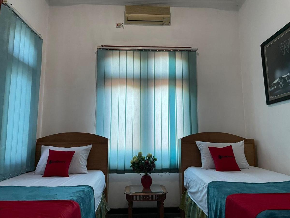 Reddoorz Syariah @ Karang Pilang Hotel Karangpilang Exterior foto