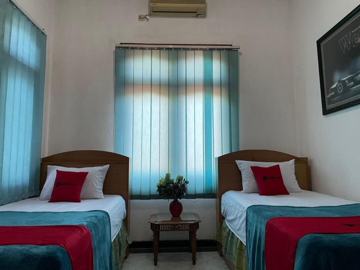 Reddoorz Syariah @ Karang Pilang Hotel Karangpilang Exterior foto